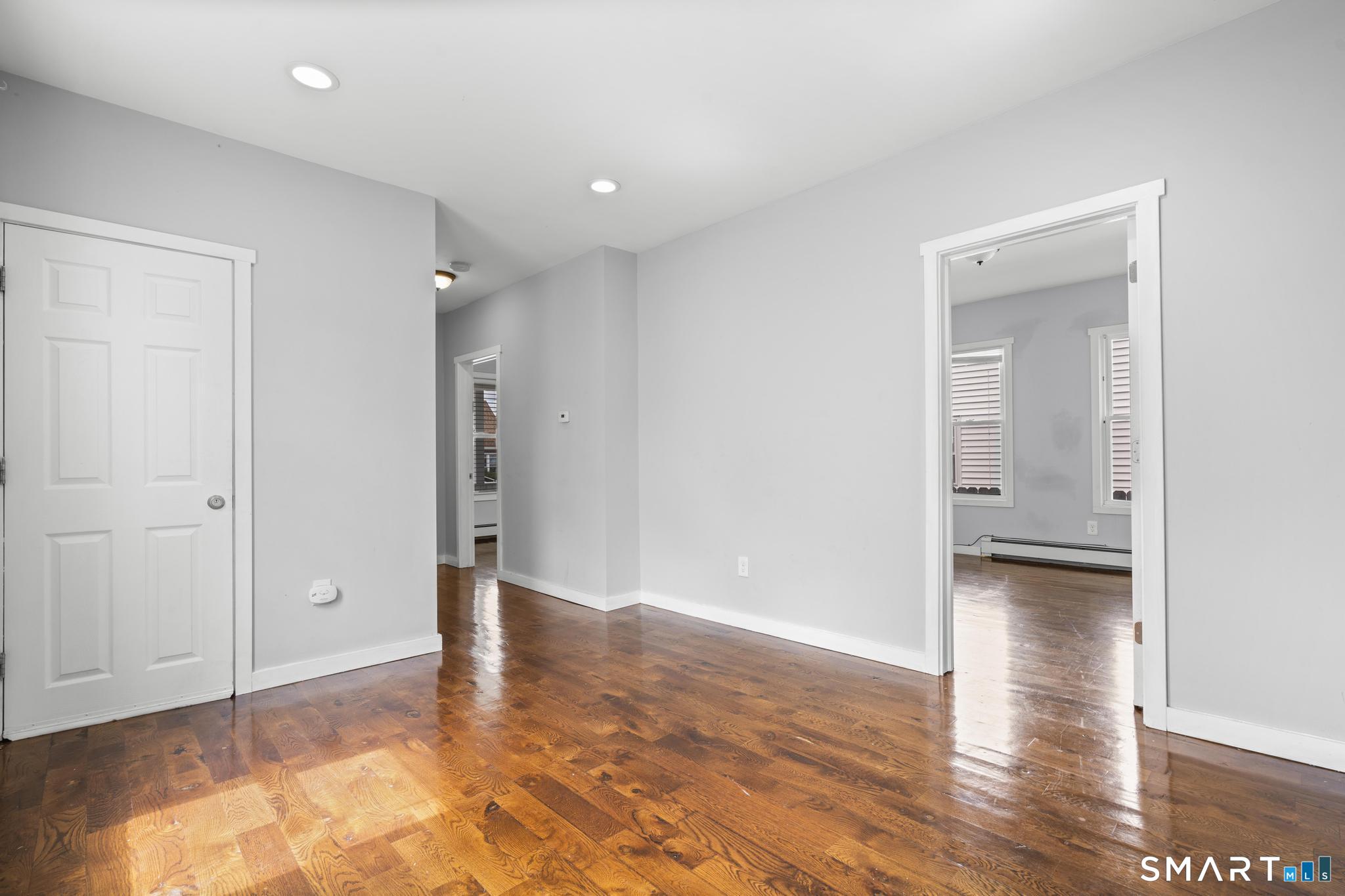 Foto 7 de Apartamento en renta en 62 Saint Michaels Avenue #1St Floor, Stratford, CT — $2,600/mes