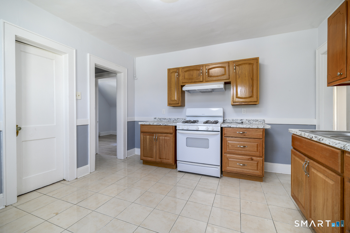 Foto 8 de Apartamento en renta en 324 Bruce Avenue #3, Stratford, CT — $2,100/mes