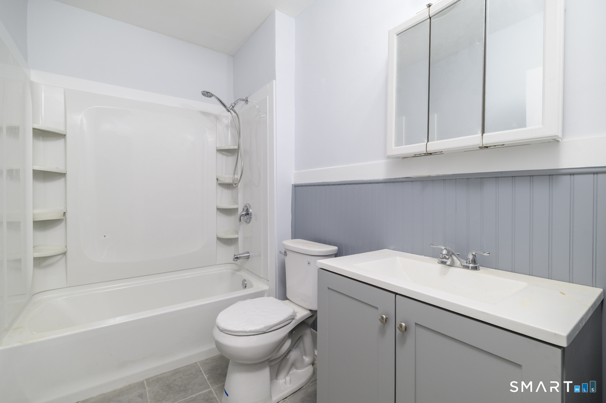 Foto 9 de Apartamento en renta en 324 Bruce Avenue #3, Stratford, CT — $2,100/mes