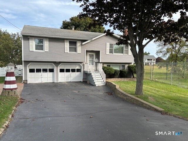 Foto 1 de Casa en venta en 115 Oak Bluff Avenue, Stratford, CT — $639,000
