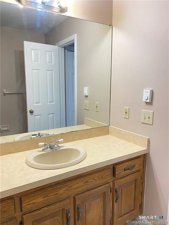 Foto 9 de Condominio en renta en 55 Mill Plain Road #30-16, Danbury, CT — $1,850/mes