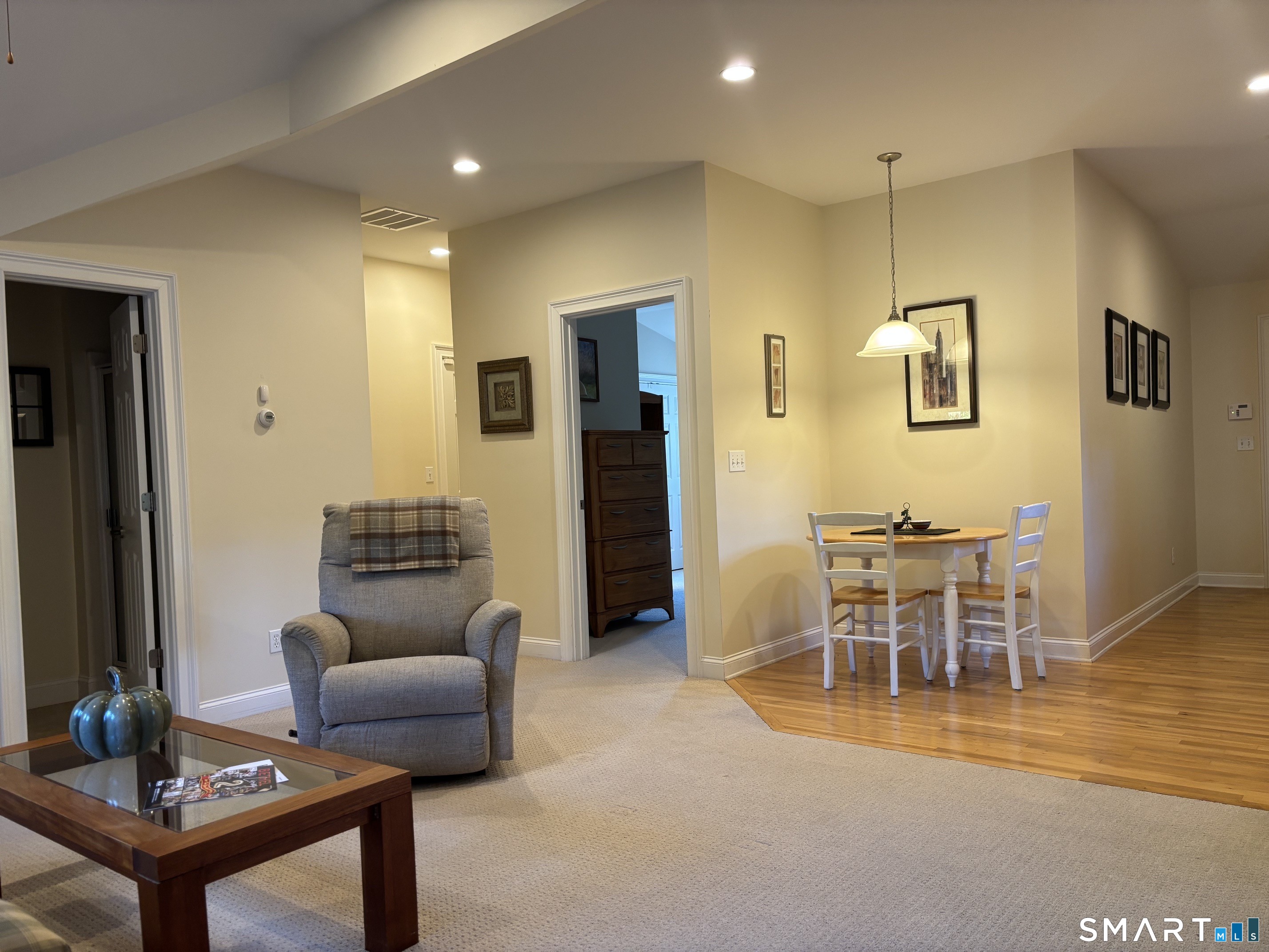 Foto 3 de Casa en renta en 88 Old Hawleyville Road, Bethel, CT — $2,500/mes