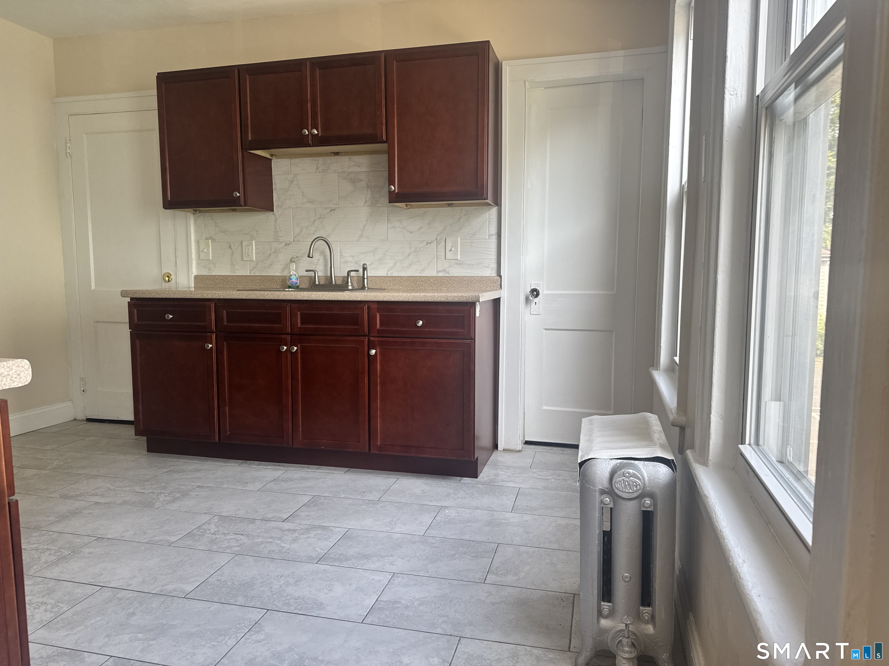 Foto 6 de Apartamento en renta en 58 Westfield Avenue #1, Bridgeport, CT — $2,500/mes