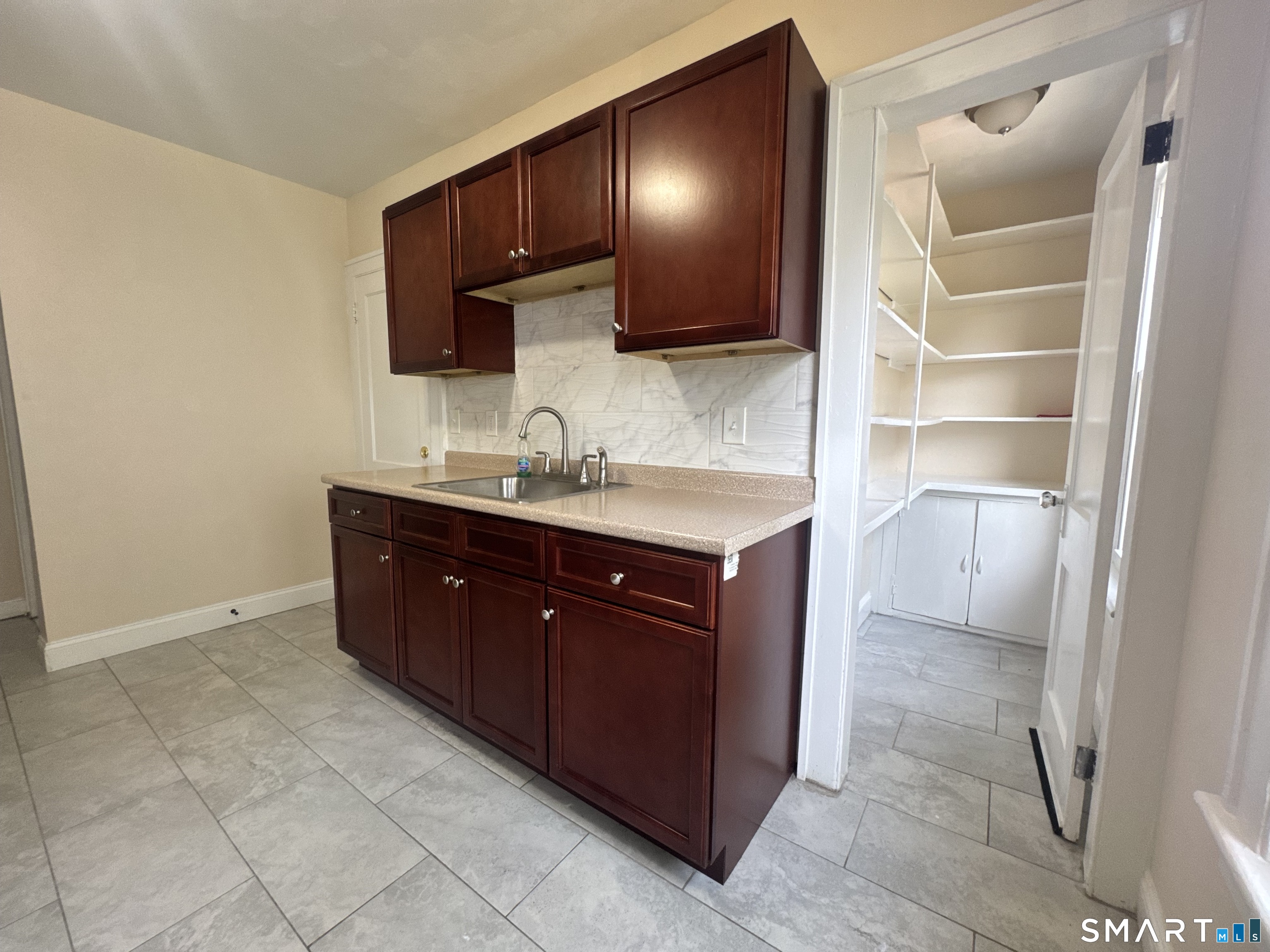 Foto 7 de Apartamento en renta en 58 Westfield Avenue #1, Bridgeport, CT — $2,500/mes