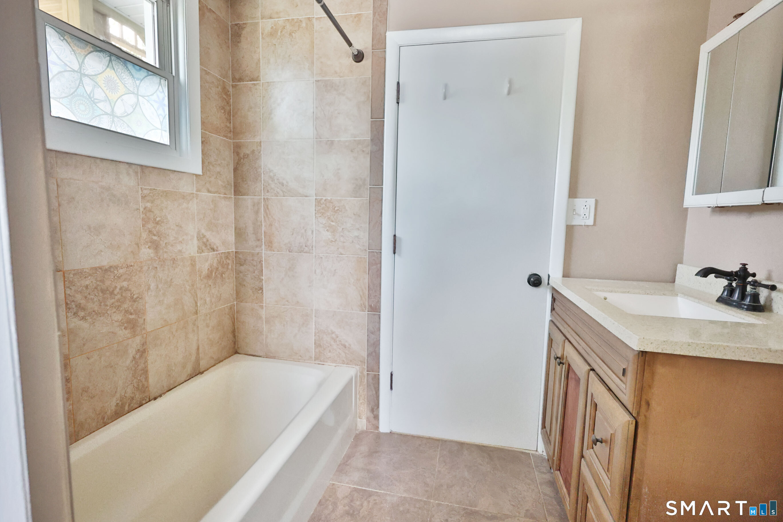Foto 7 de Apartamento en renta en 115 Everett Street, Stratford, CT — $2,300/mes
