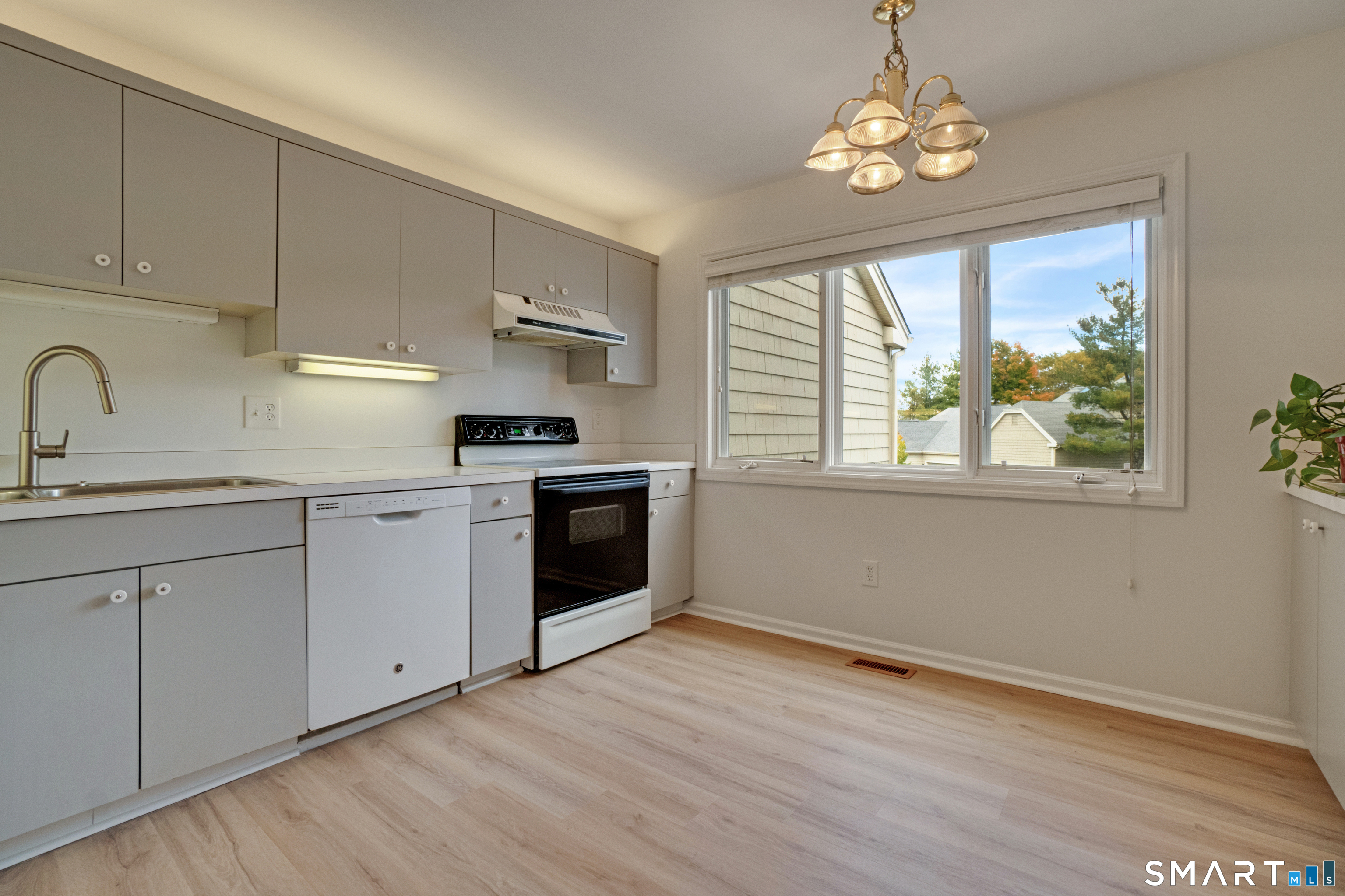 Foto 7 de Condominio en renta en 12 Boulevard Drive #24-145, Danbury, CT — $3,350/mes