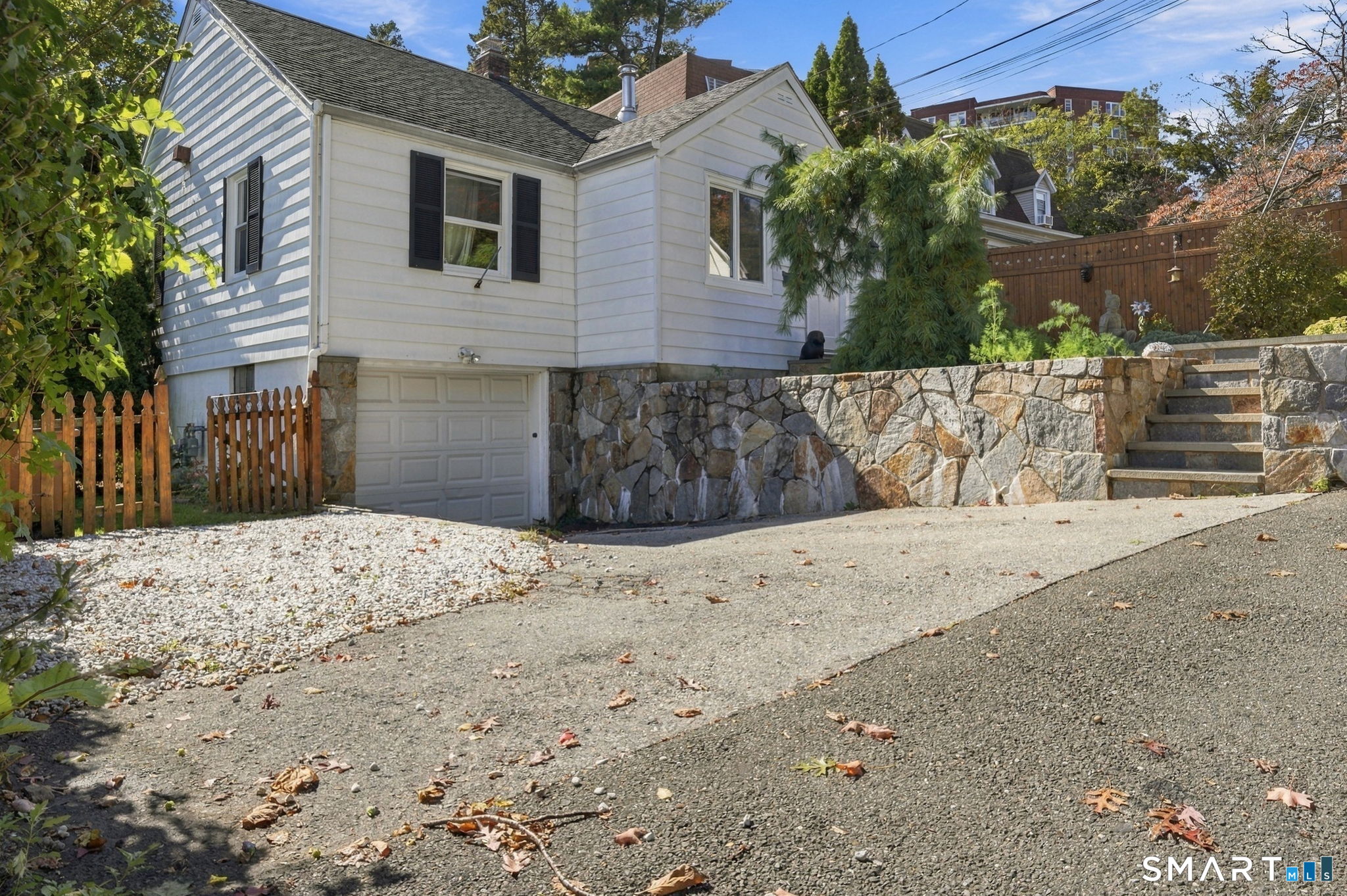 Foto 1 de Casa en venta en 35 Holcomb Avenue, Stamford, CT — $529,000