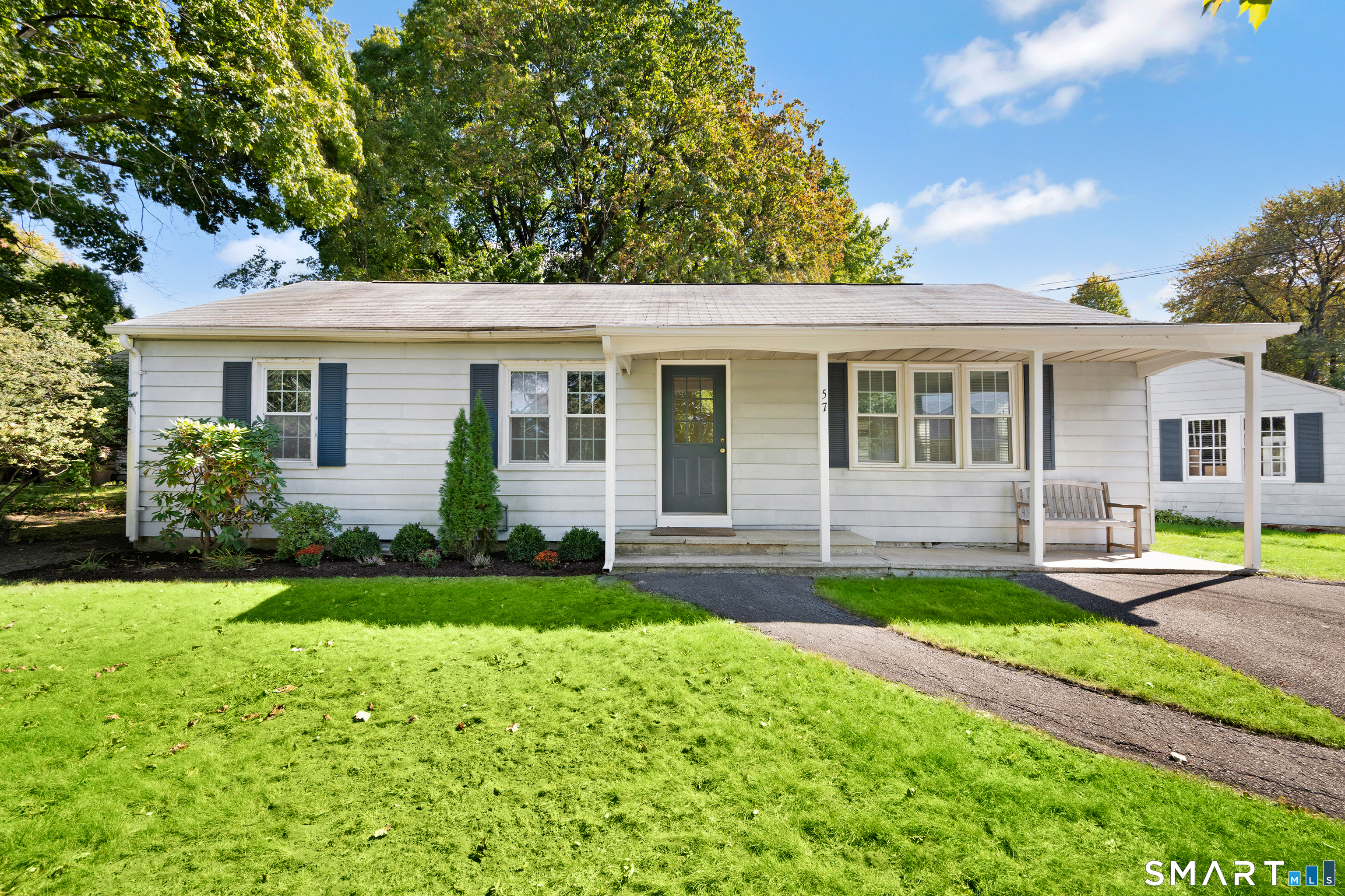 Foto 1 de Casa en venta en 57 Sutton Drive West, Stamford, CT — $609,000
