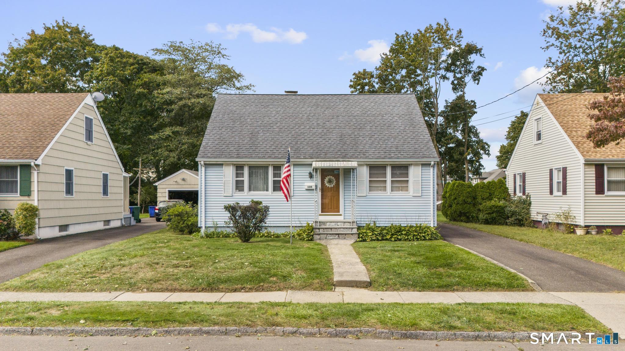 Foto 1 de Casa en venta en 135 Legion Avenue, Stratford, CT — $409,900