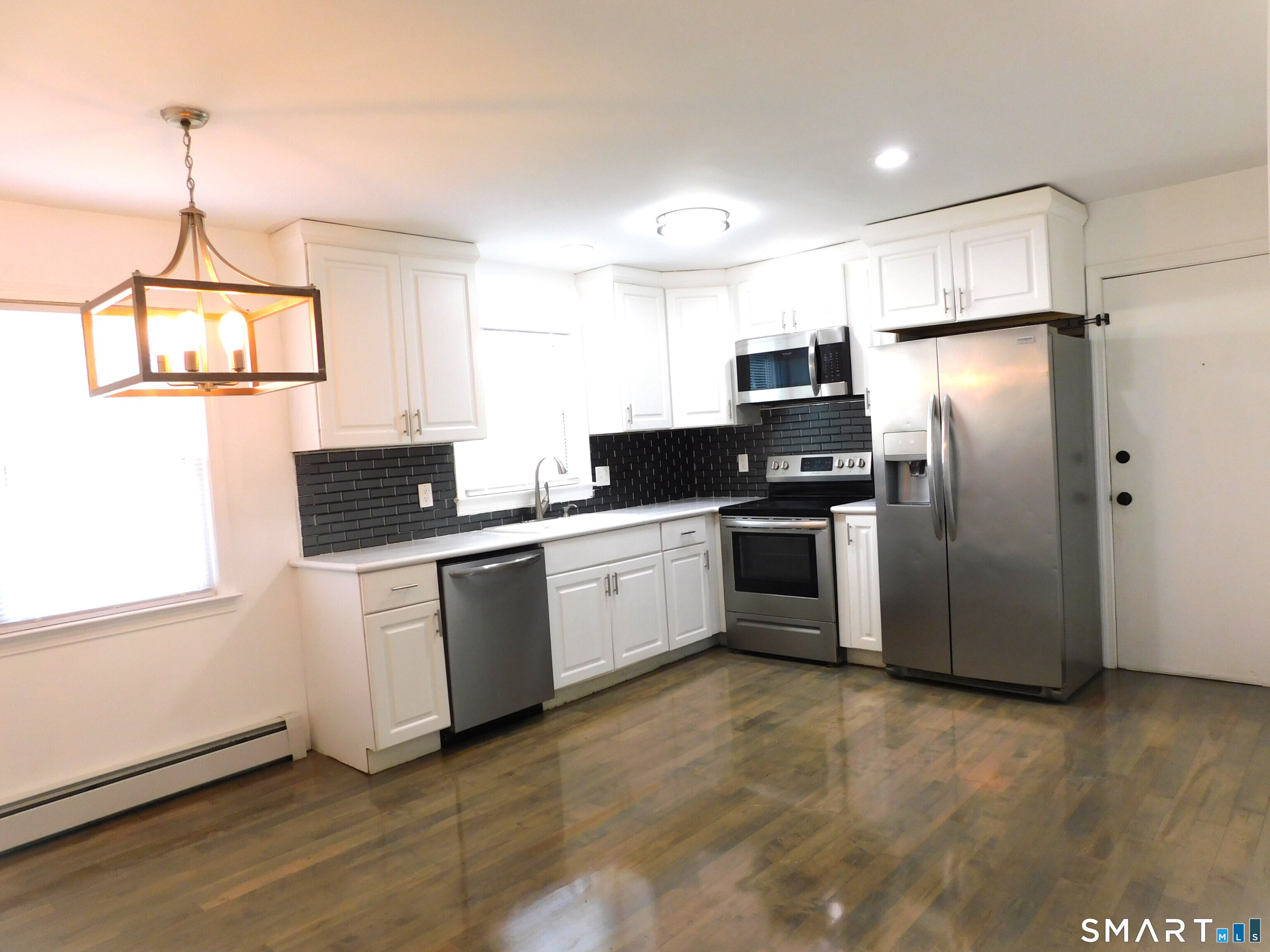 Foto 2 de Apartamento en renta en 24 Dayton Road, Bridgeport, CT — $2,800/mes