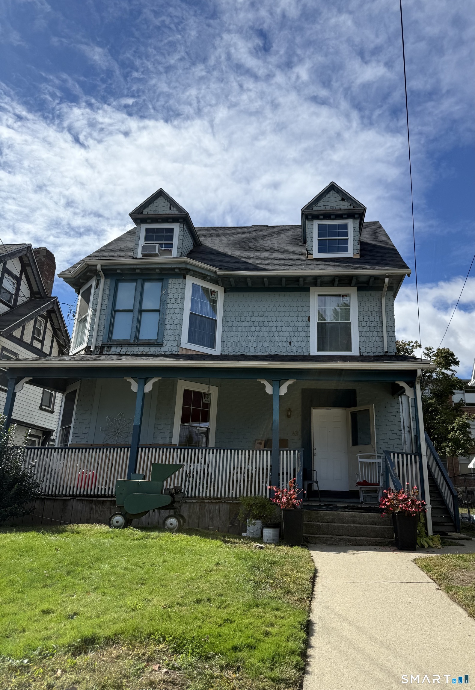 Foto 1 de 3 familias en venta en 73 Yale Street, Bridgeport, CT — $570,000