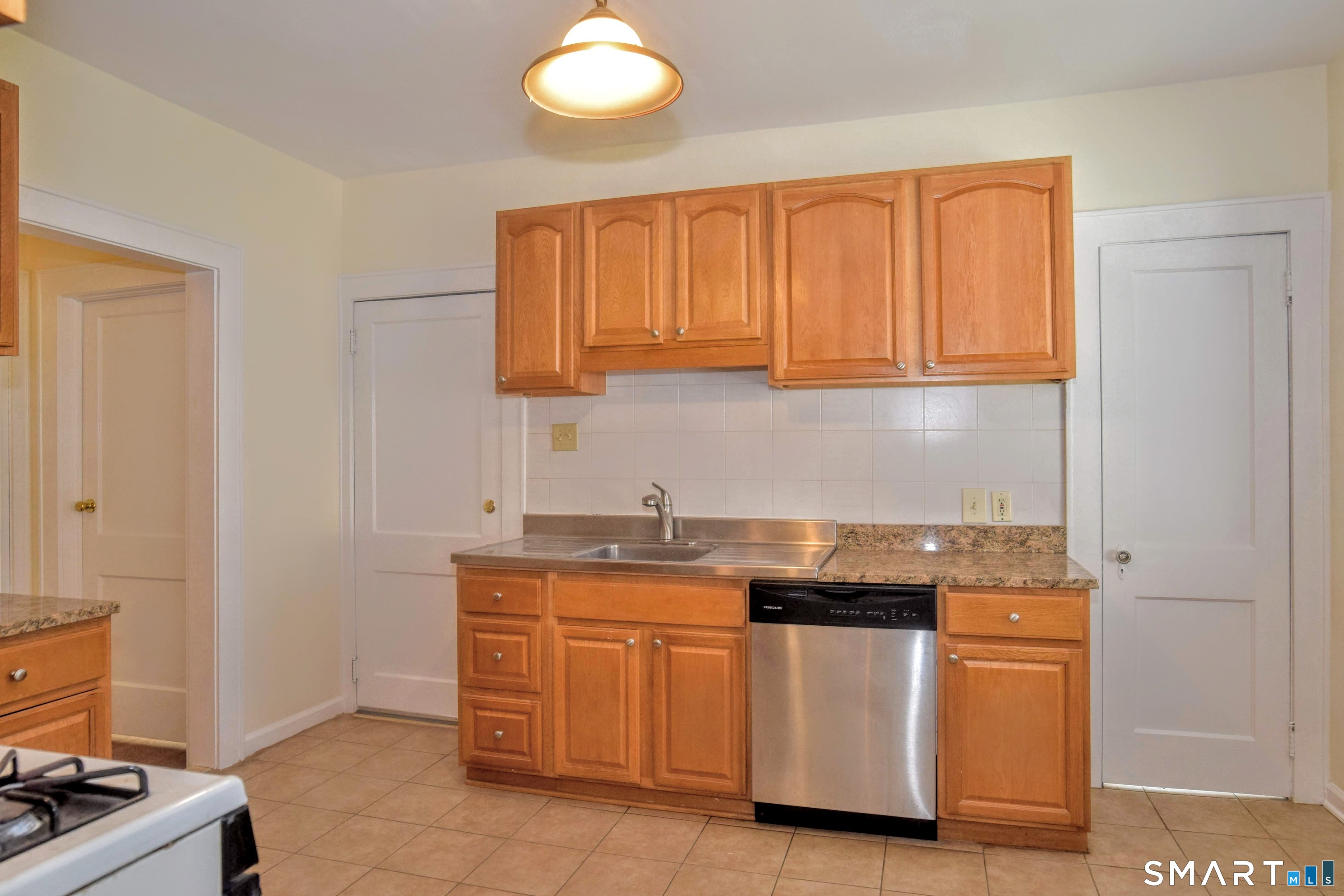 Foto 8 de Apartamento en renta en 60 Puritan Lane #2, Stamford, CT — $2,950/mes