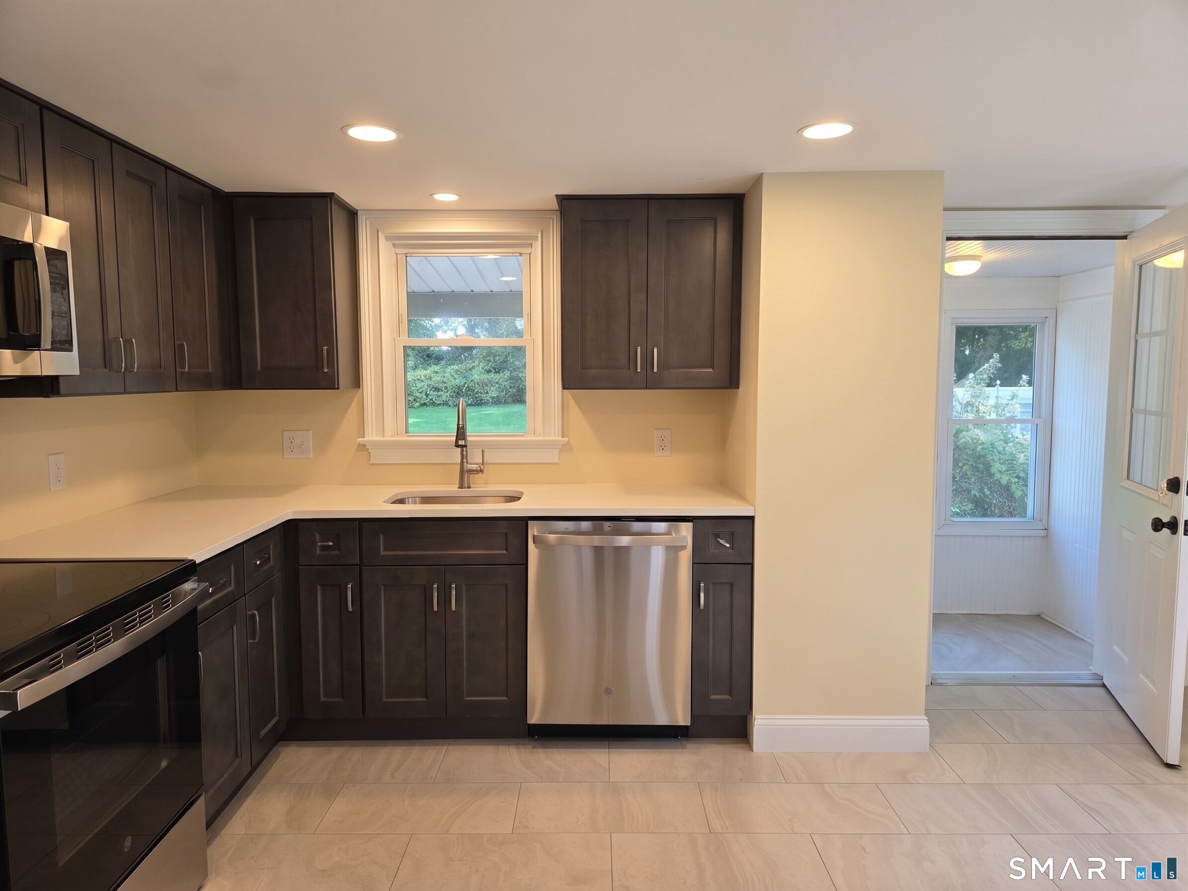 Foto 4 de Apartamento en renta en 47 Jefferson Avenue, Danbury, CT — $2,300/mes