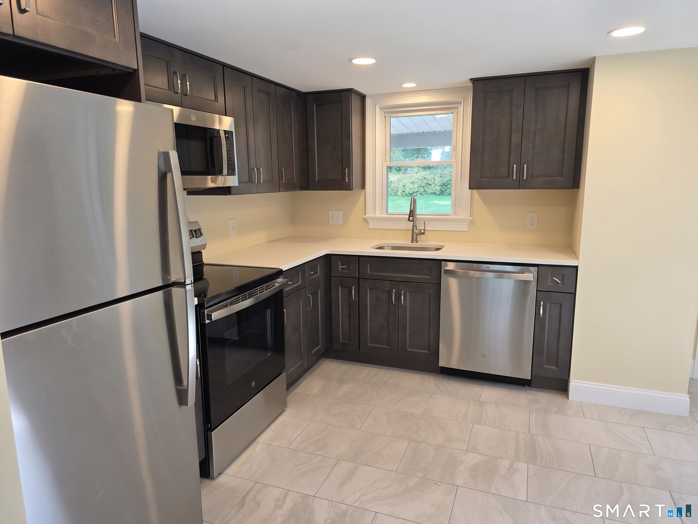 Foto 6 de Apartamento en renta en 47 Jefferson Avenue, Danbury, CT — $2,300/mes