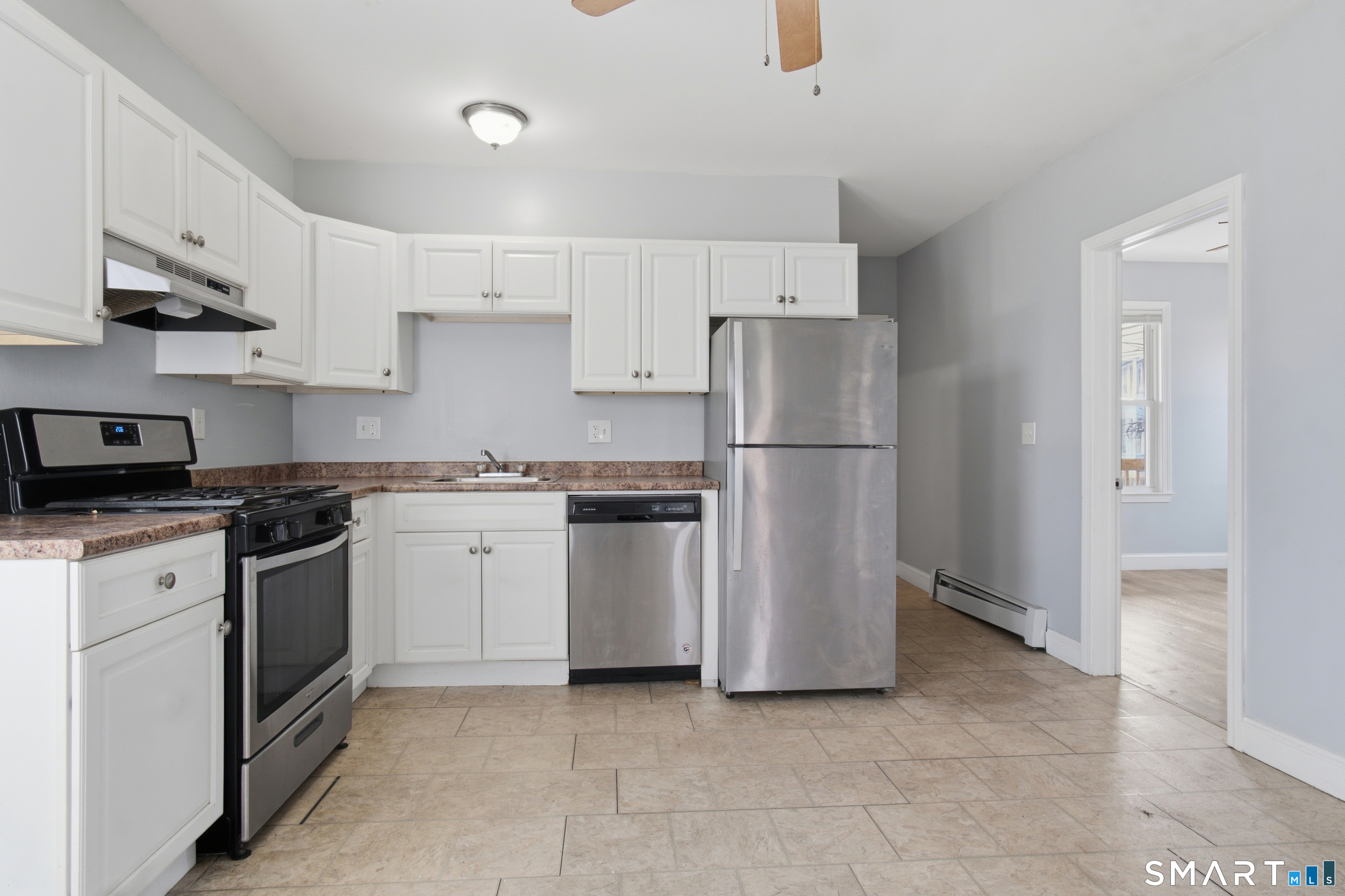 Foto 2 de Apartamento en renta en 793 Madison Avenue #2, Bridgeport, CT — $1,895/mes