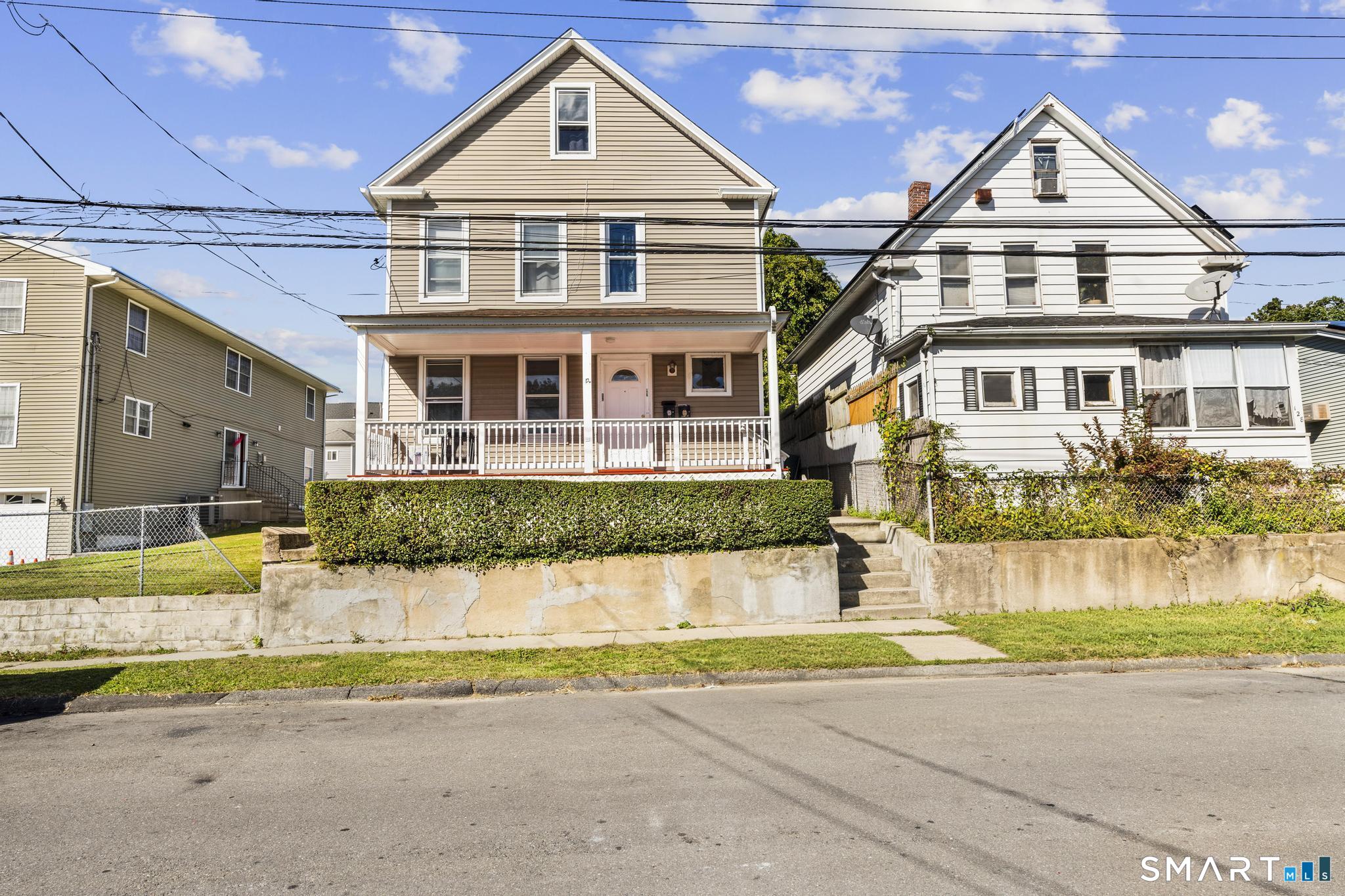 Foto 1 de 2 familias en venta en 136 Jackson Avenue, Stratford, CT — $480,000