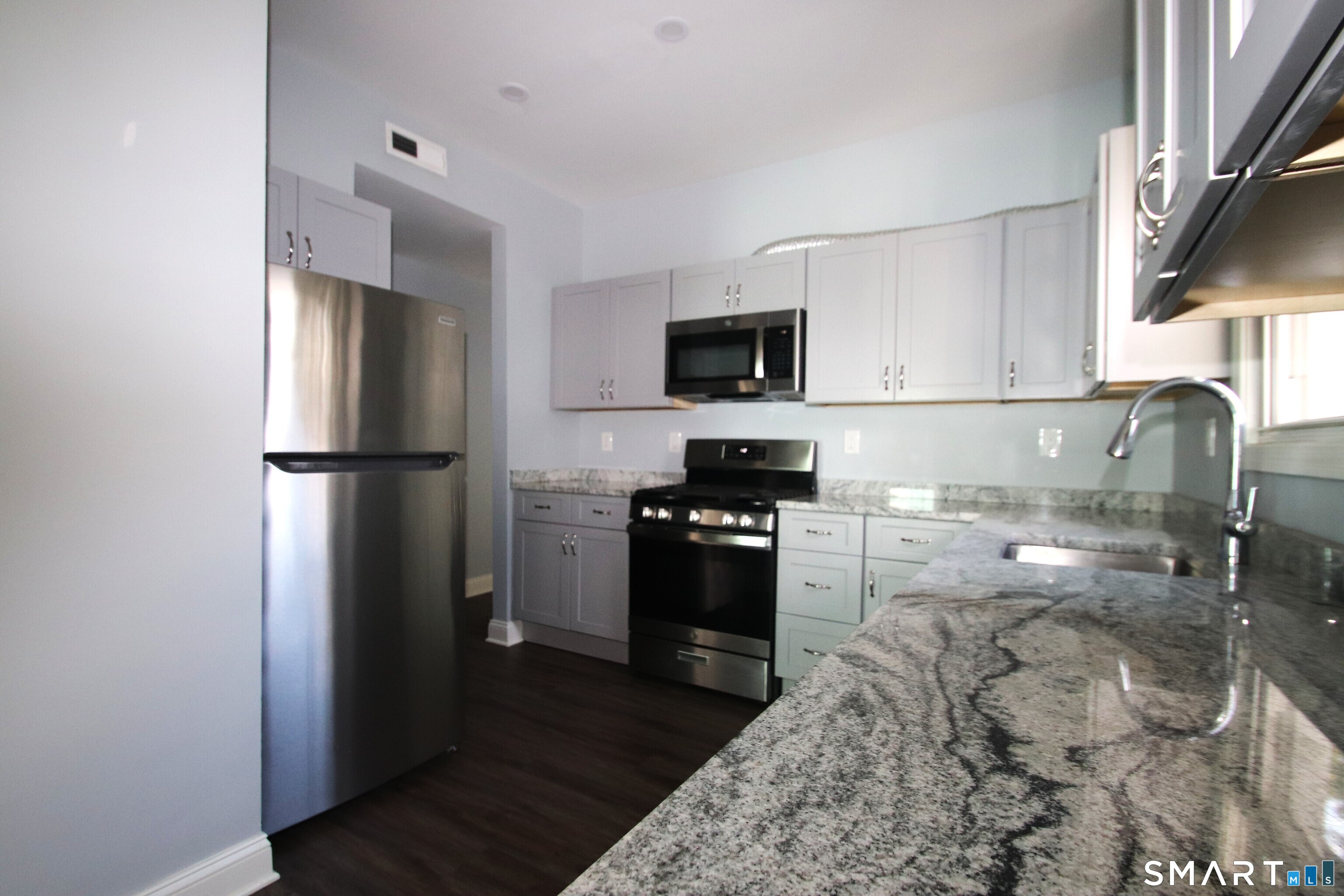 Foto 3 de Apartamento en renta en 60 Perry Avenue #2Nd Floor, Shelton, CT — $2,000/mes