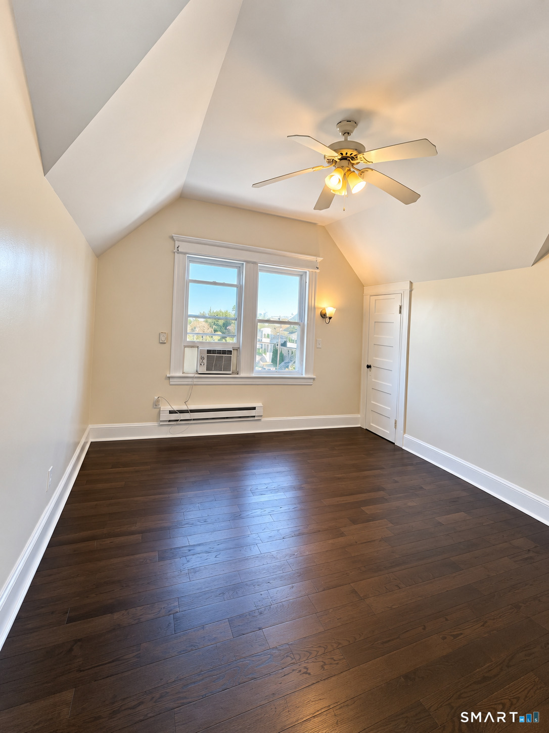 Foto 3 de Apartamento en renta en 448 Exeter Street #3, Bridgeport, CT — $2,100/mes