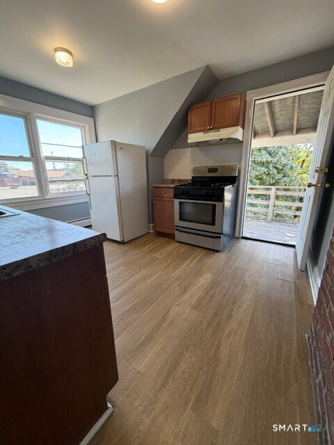 Foto 9 de Local comercial en venta en 249-51 Black Rock Avenue, Bridgeport, CT — $989,000