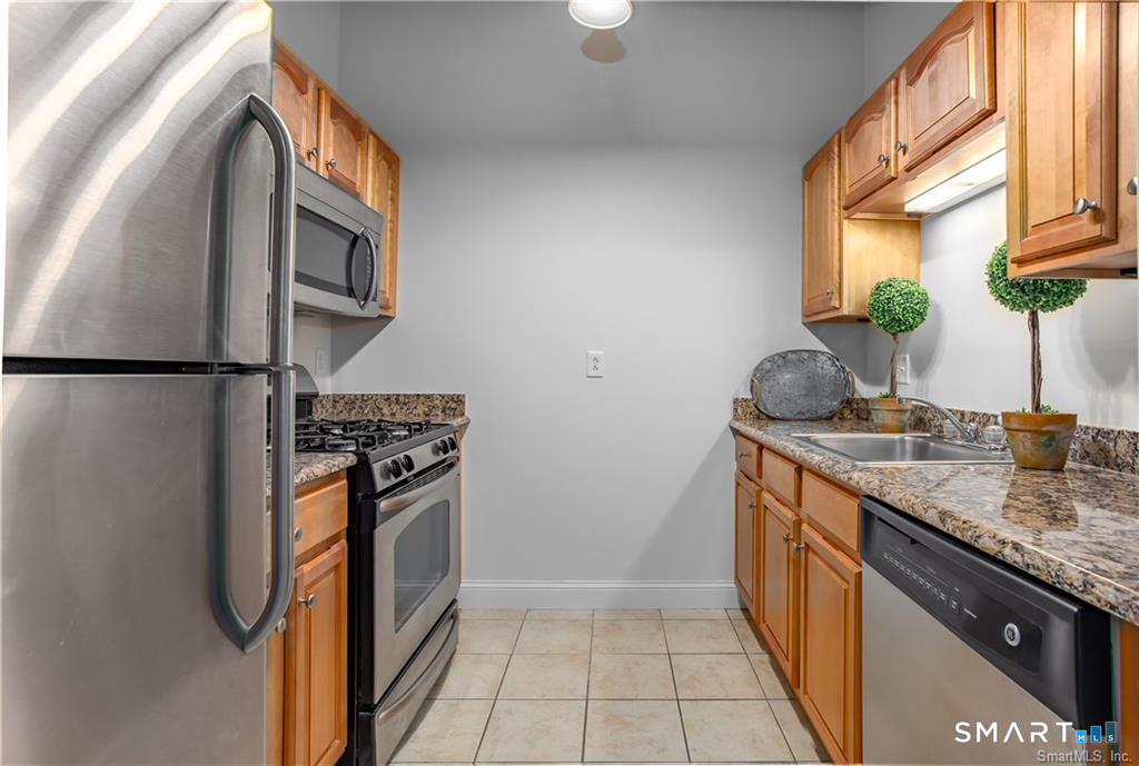 Foto 4 de Condominio en venta en 145 Canal Street #13, Shelton, CT — $249,000