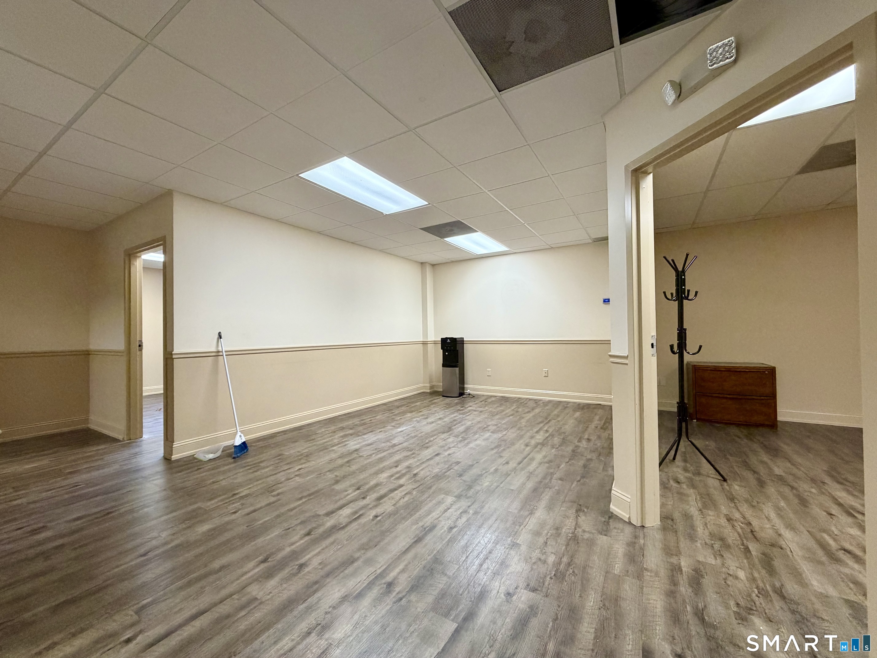 Foto 8 de Local comercial en renta en 30 Controls Drive #Gl 1, Shelton, CT — $2,000/mes
