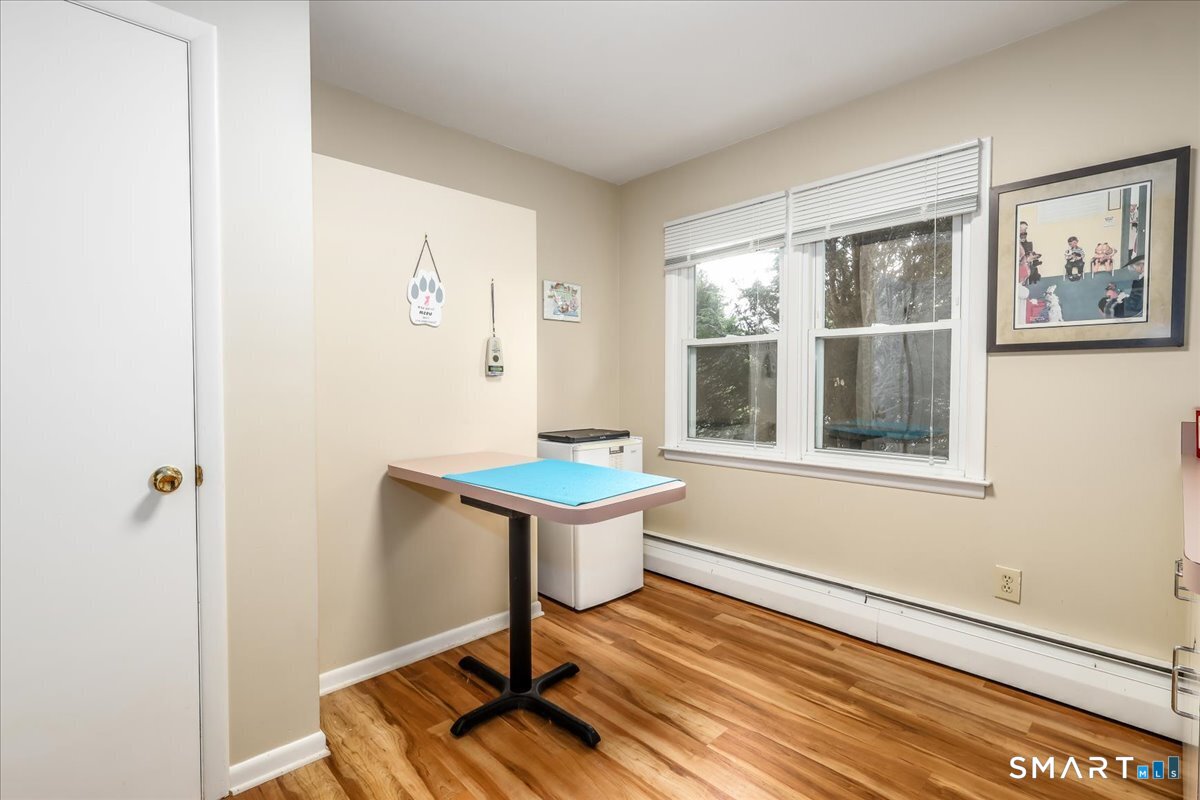 Foto 6 de Local comercial en venta en 32 Old New Milford Road, Brookfield, CT — $675,000