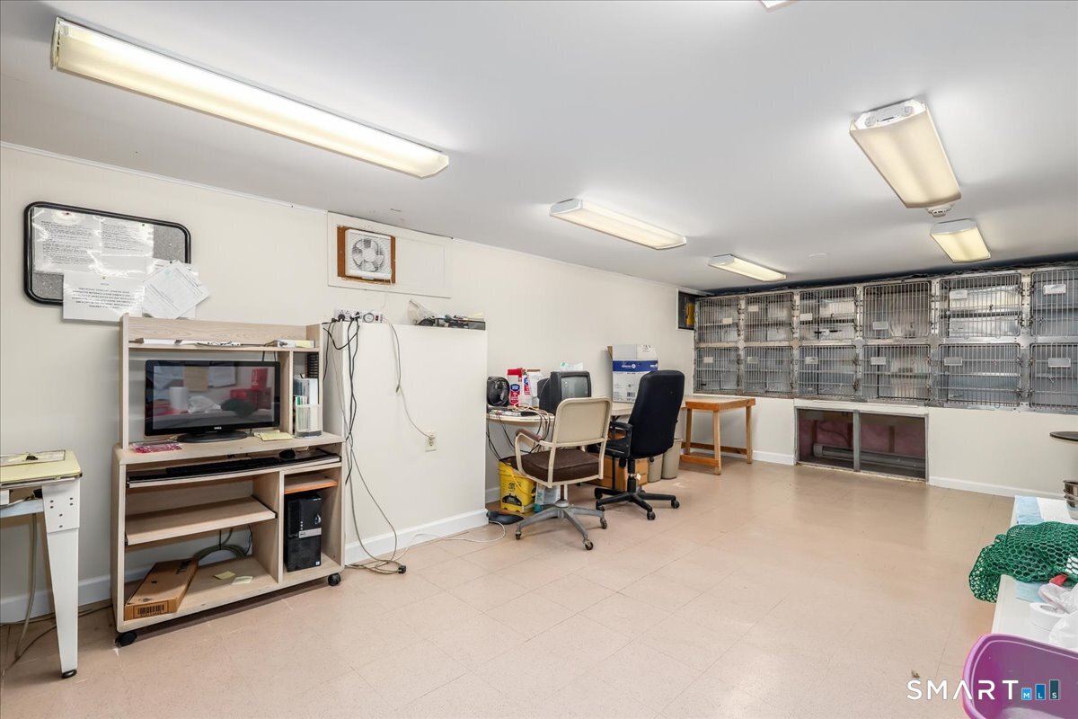 Foto 8 de Local comercial en venta en 32 Old New Milford Road, Brookfield, CT — $675,000