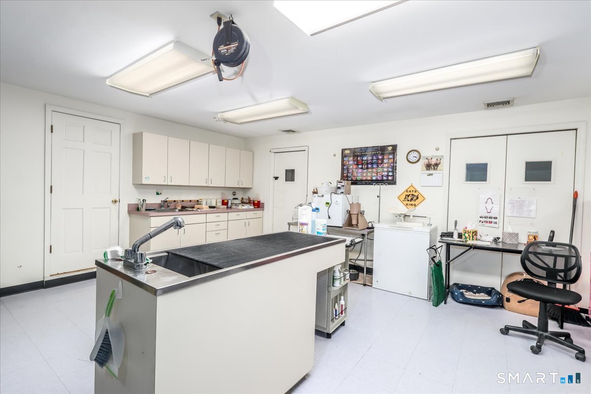 Foto 9 de Local comercial en venta en 32 Old New Milford Road, Brookfield, CT — $675,000