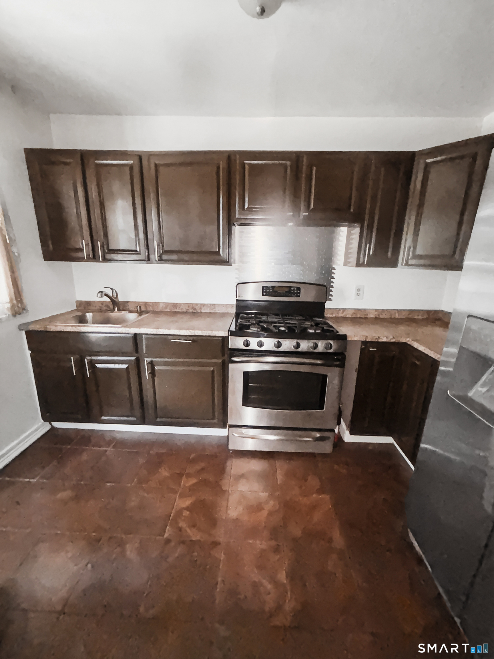Foto 3 de Condominio en renta en 50 Mencel Circle #B, Bridgeport, CT — $2,100/mes