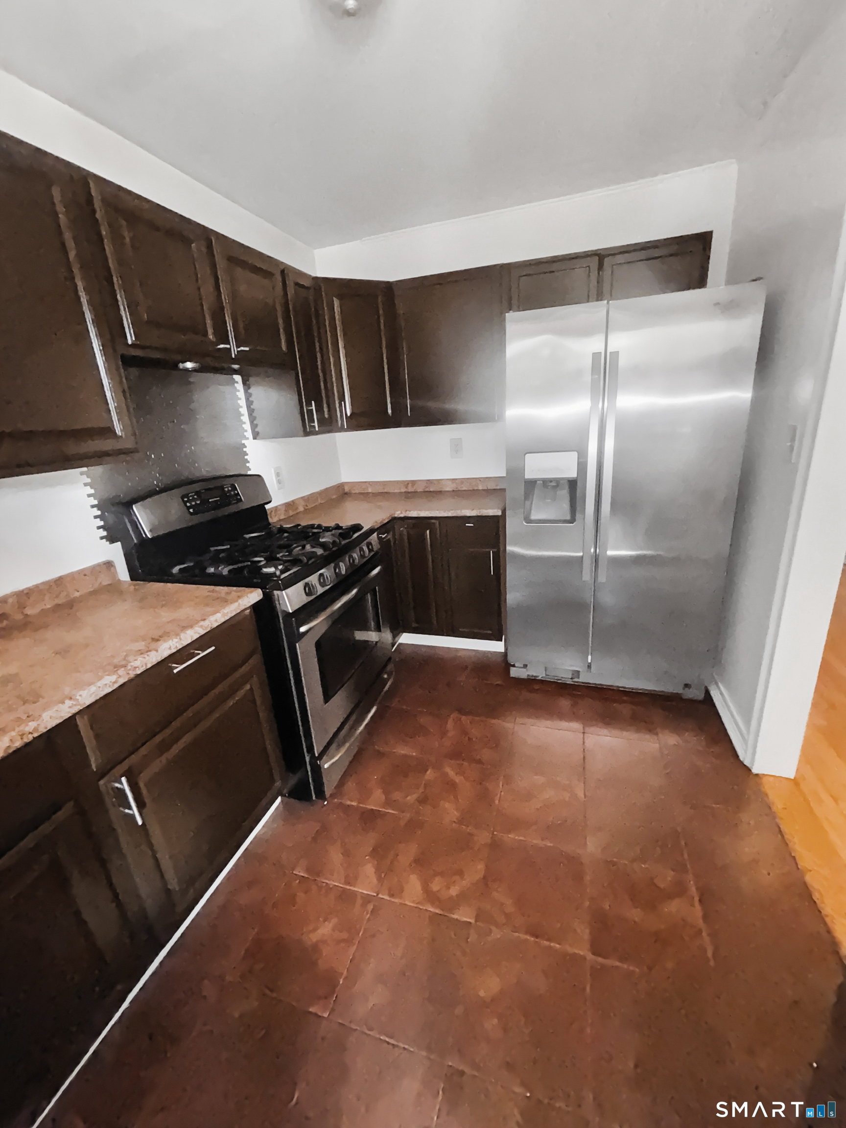 Foto 5 de Condominio en renta en 50 Mencel Circle #B, Bridgeport, CT — $2,100/mes