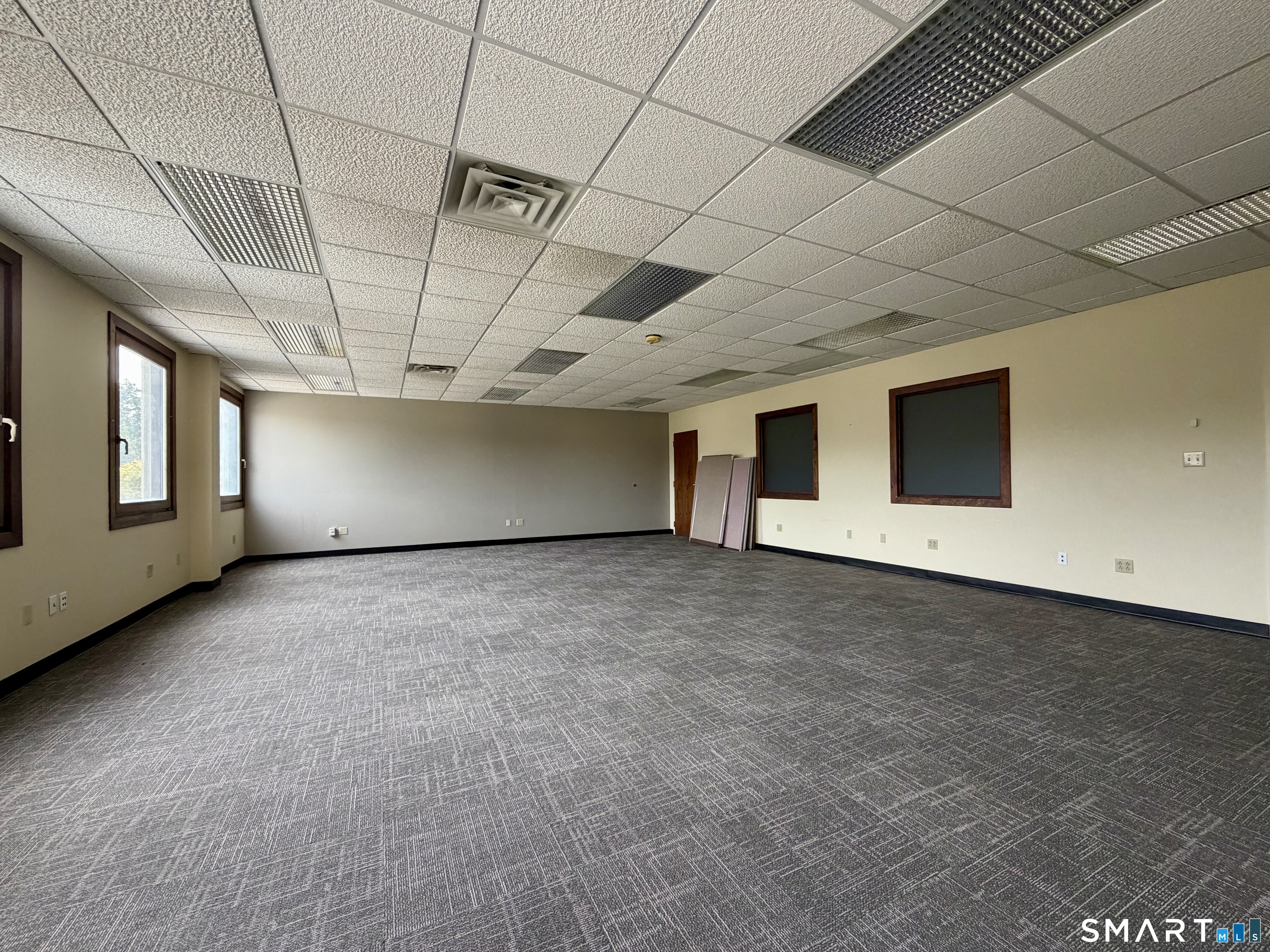 Foto 9 de Local comercial en renta en 30 Controls Drive #4, Shelton, CT — $1,500/mes