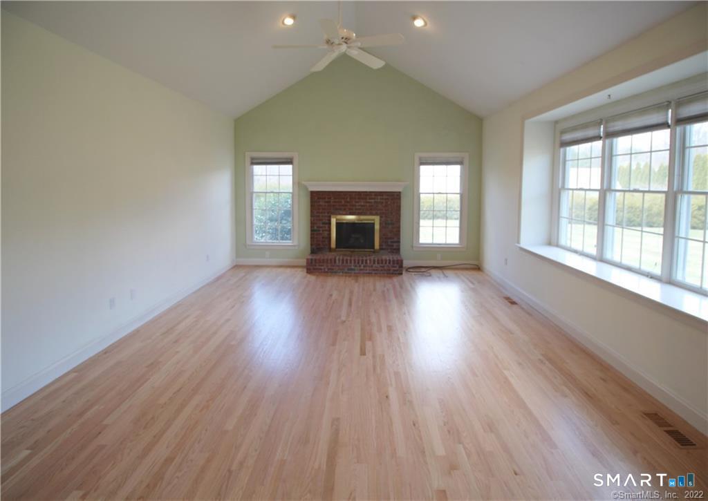 Foto 6 de Casa en renta en 57 Willoughby Road, Shelton, CT — $4,200/mes