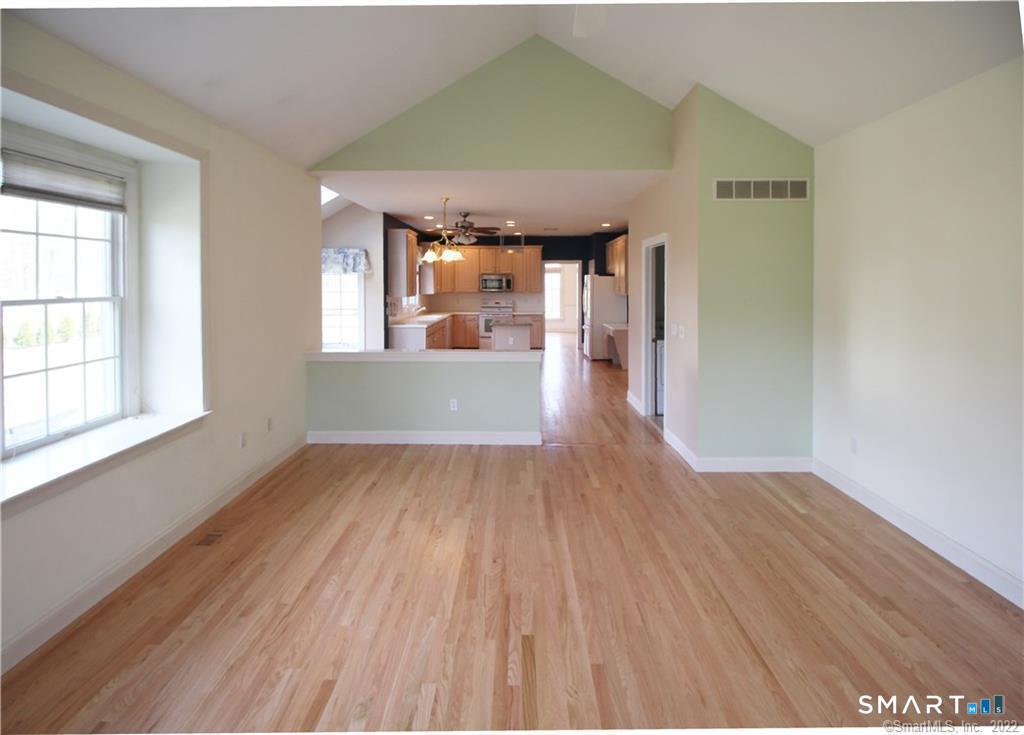 Foto 7 de Casa en renta en 57 Willoughby Road, Shelton, CT — $4,200/mes