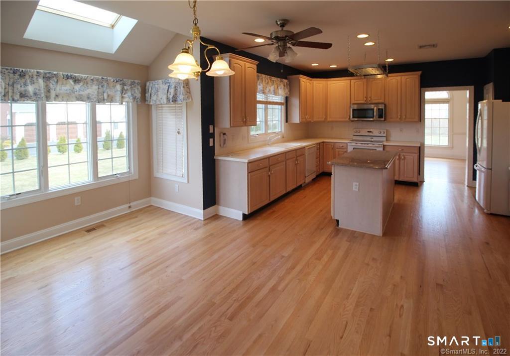 Foto 8 de Casa en renta en 57 Willoughby Road, Shelton, CT — $4,200/mes