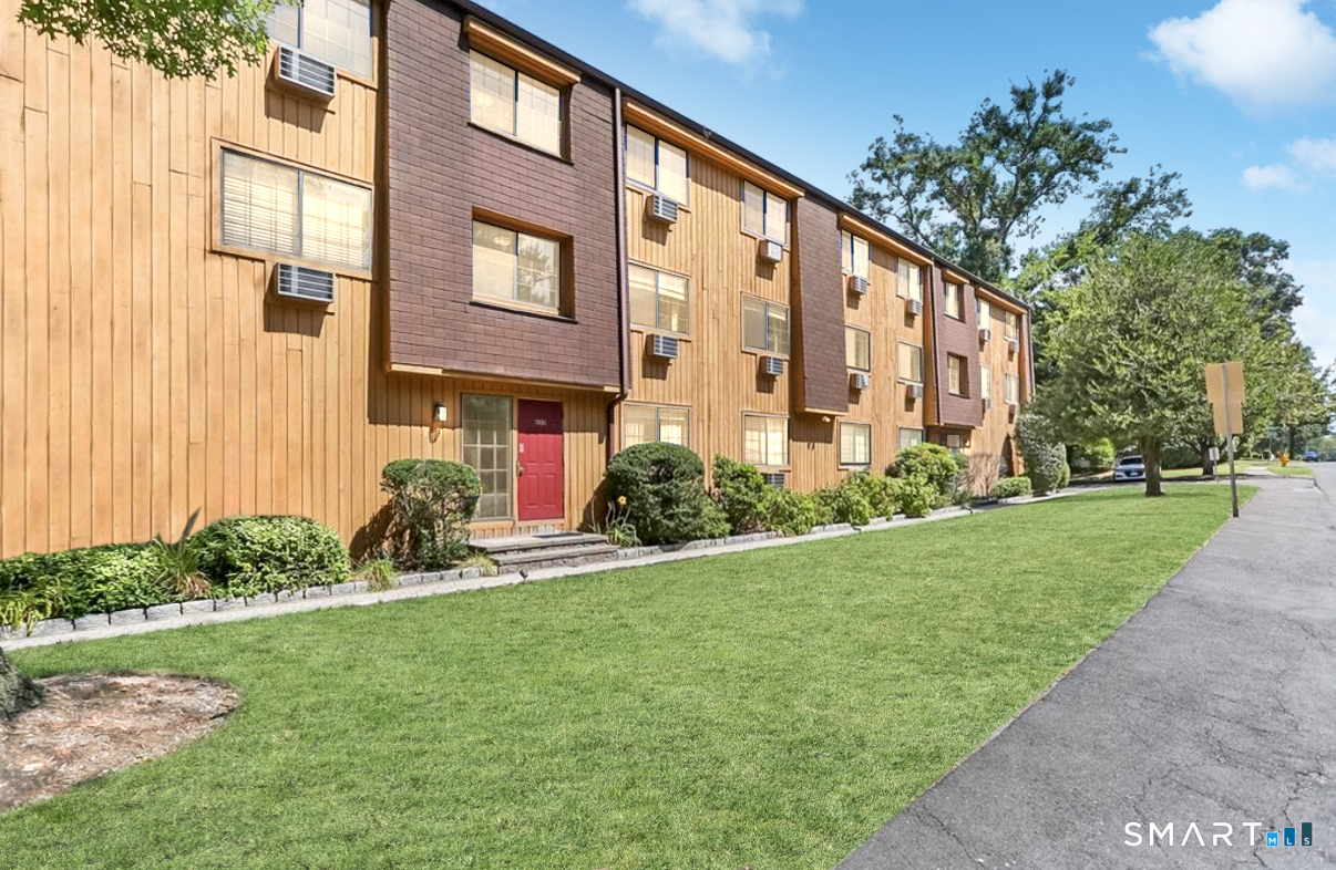 Foto 1 de Condominio en venta en 197 Bridge Street #9, Stamford, CT — $484,000