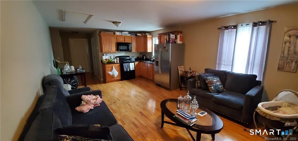 Foto 3 de Apartamento en renta en 18 Montgomery Street #2, Danbury, CT — $1,900/mes