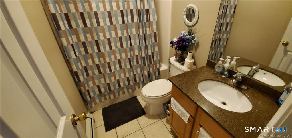Foto 6 de Apartamento en renta en 18 Montgomery Street #2, Danbury, CT — $1,900/mes