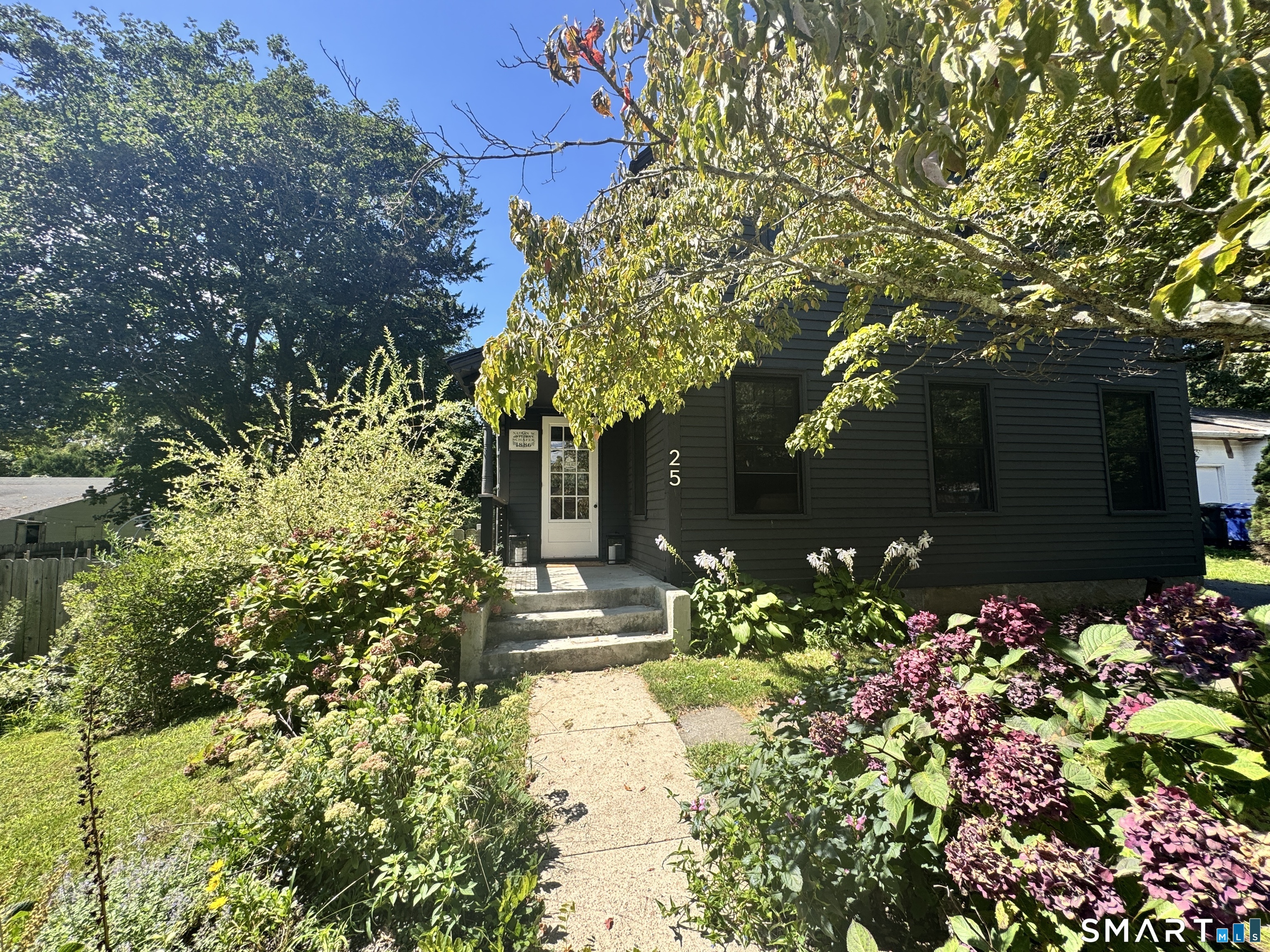 25 Pequot Avenue