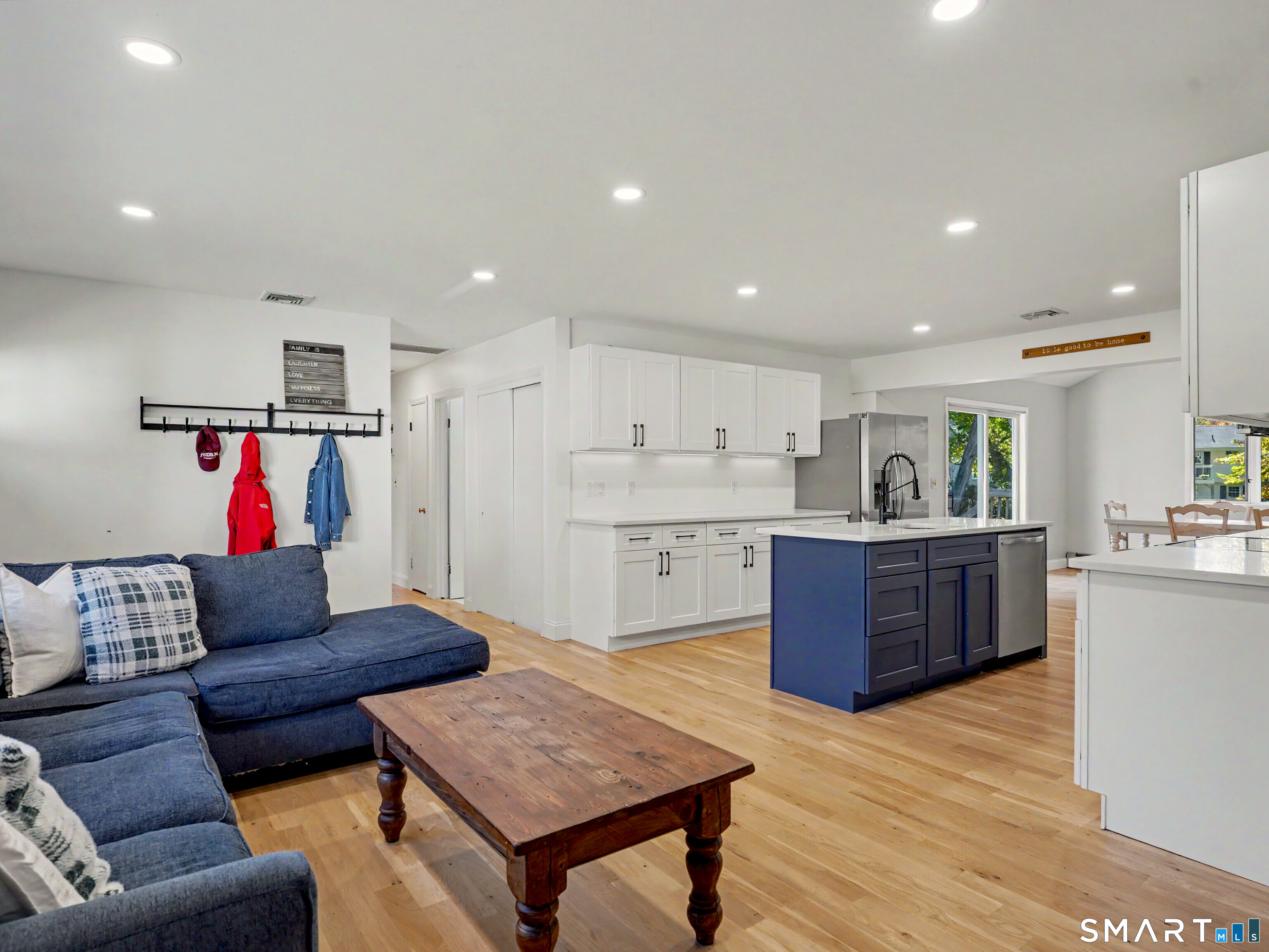Foto 9 de Casa en venta en 100 Fawn Drive, Stamford, CT — $750,000