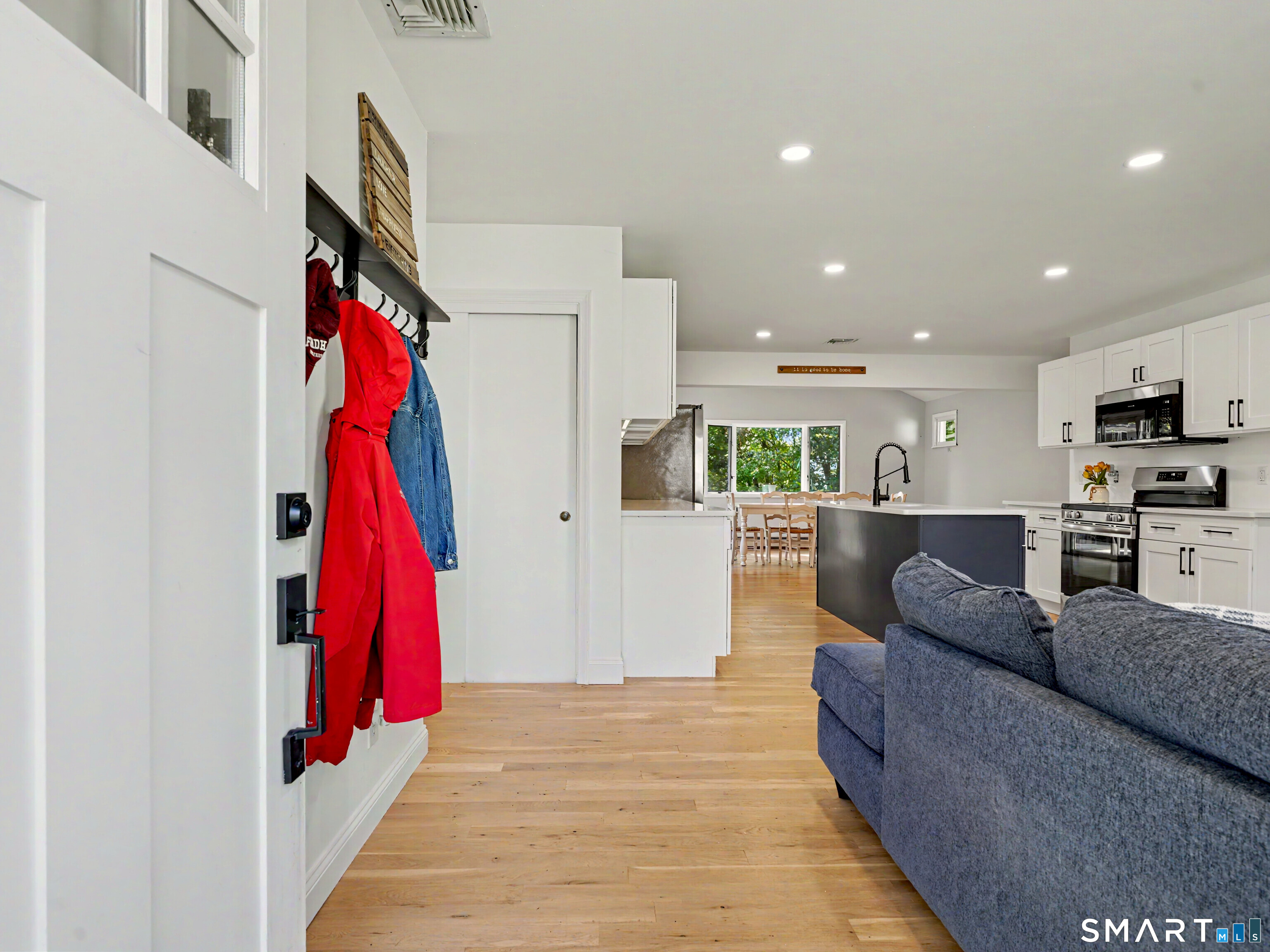 Foto 6 de Casa en venta en 100 Fawn Drive, Stamford, CT — $750,000