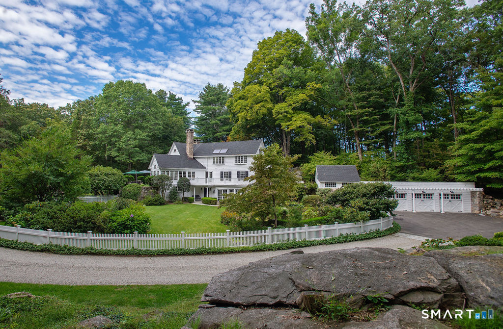 Foto 1 de Casa en venta en 13 Lakeside Drive, Stamford, CT — $1,595,000