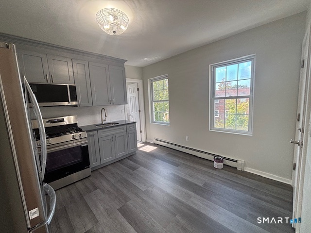 Foto 5 de Apartamento en renta en 561 Hollister Avenue #3, Bridgeport, CT — $2,000/mes