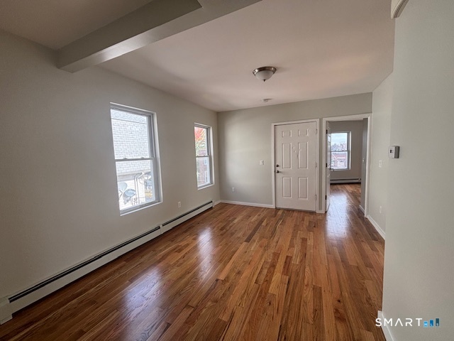 Foto 3 de Apartamento en renta en 561 Hollister Avenue #3, Bridgeport, CT — $2,000/mes
