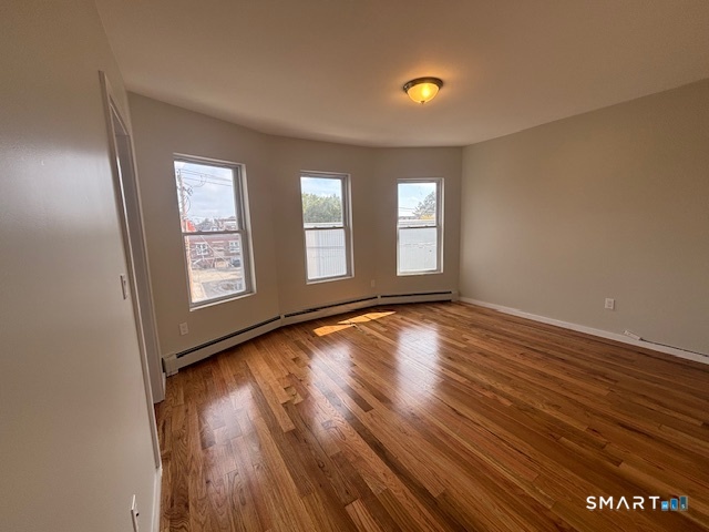 Foto 7 de Apartamento en renta en 561 Hollister Avenue #3, Bridgeport, CT — $2,000/mes