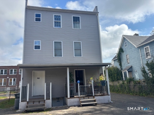 Foto 1 de Apartamento en renta en 561 Hollister Avenue #3, Bridgeport, CT — $2,000/mes