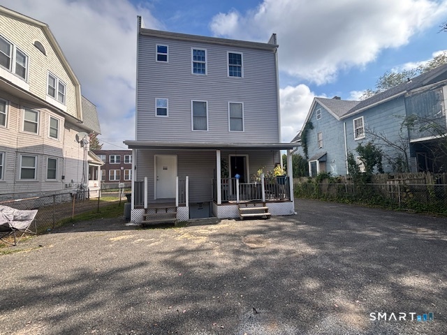 Foto 2 de Apartamento en renta en 561 Hollister Avenue #3, Bridgeport, CT — $2,000/mes
