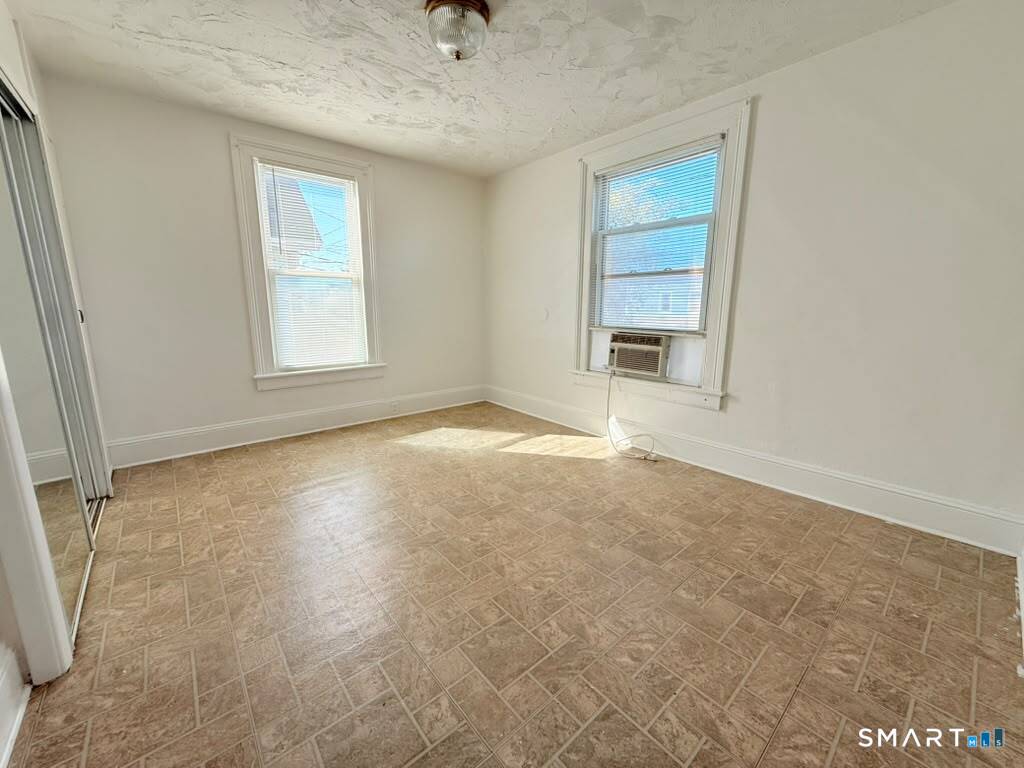 Foto 6 de Apartamento en renta en 520 William Street #2, Bridgeport, CT — $2,200/mes