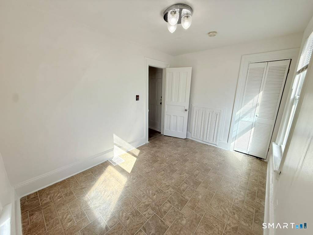 Foto 7 de Apartamento en renta en 520 William Street #2, Bridgeport, CT — $2,200/mes