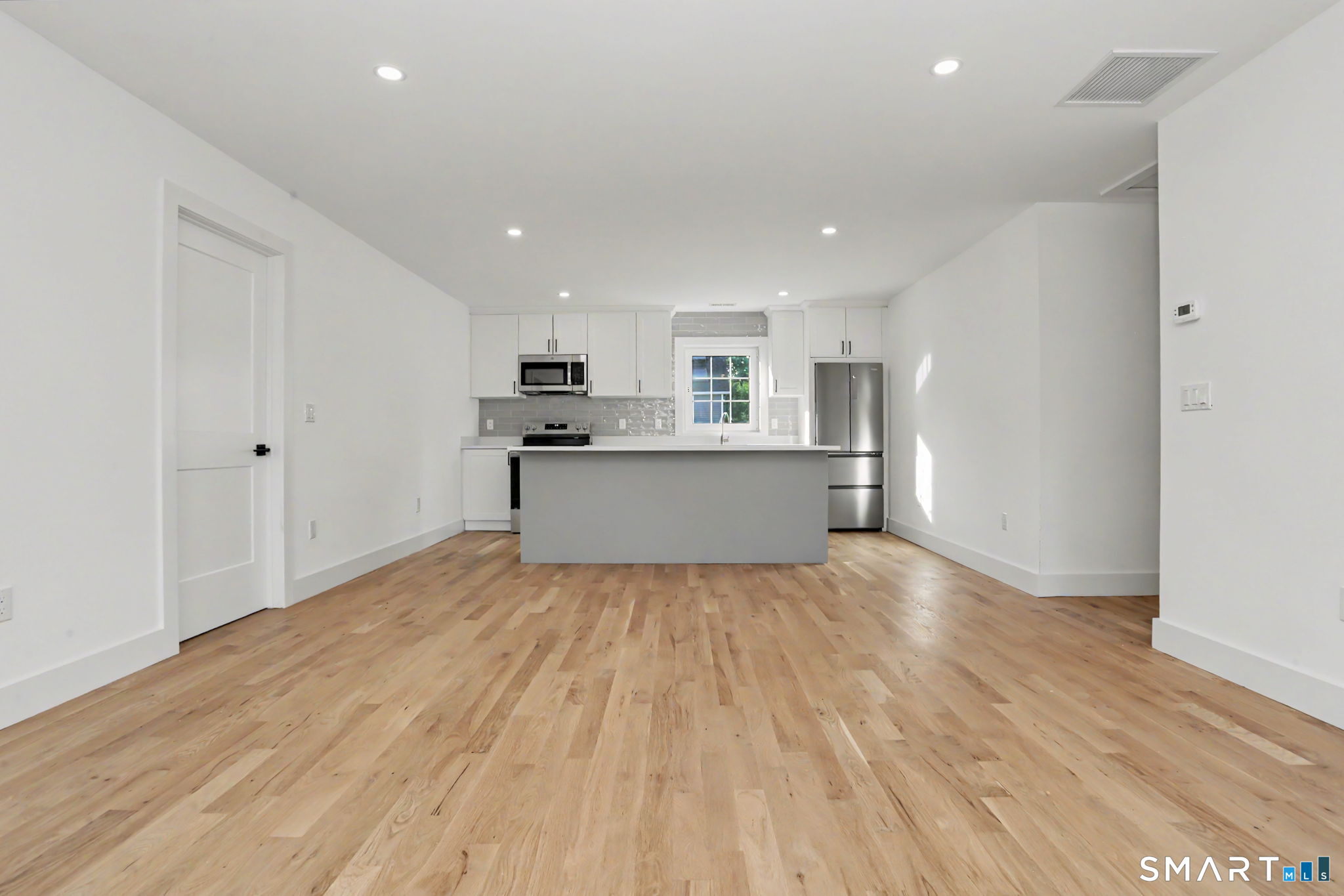Foto 3 de Apartamento en renta en 8 Benson Road #2, Bethel, CT — $3,500/mes