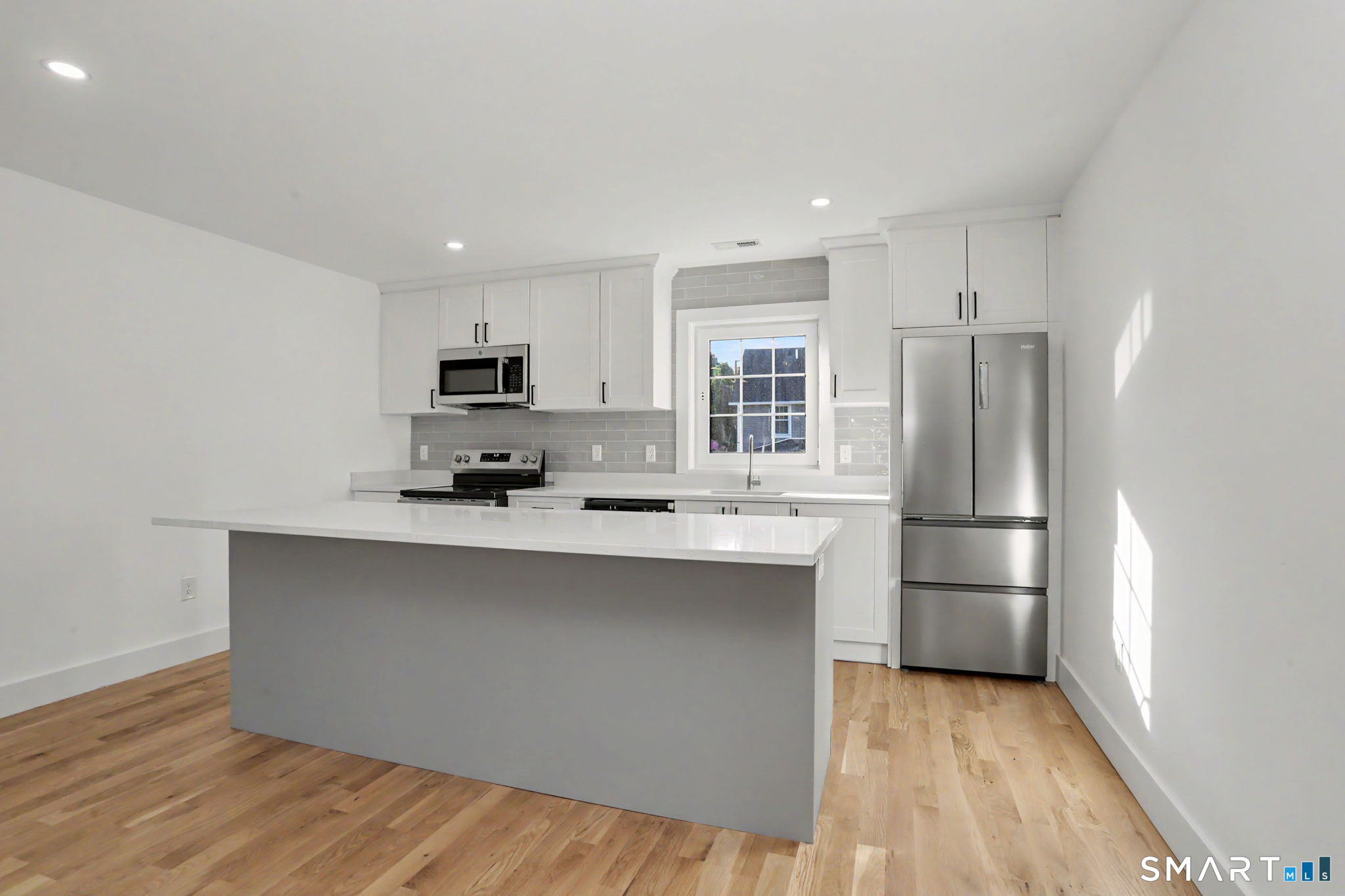 Foto 4 de Apartamento en renta en 8 Benson Road #2, Bethel, CT — $3,500/mes